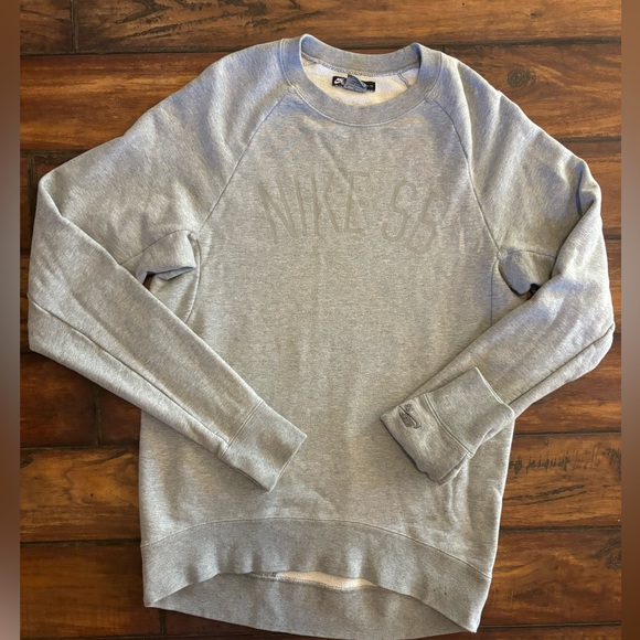 Nike Light Gray Crewneck Sweatshirt - Picture 1 of 6